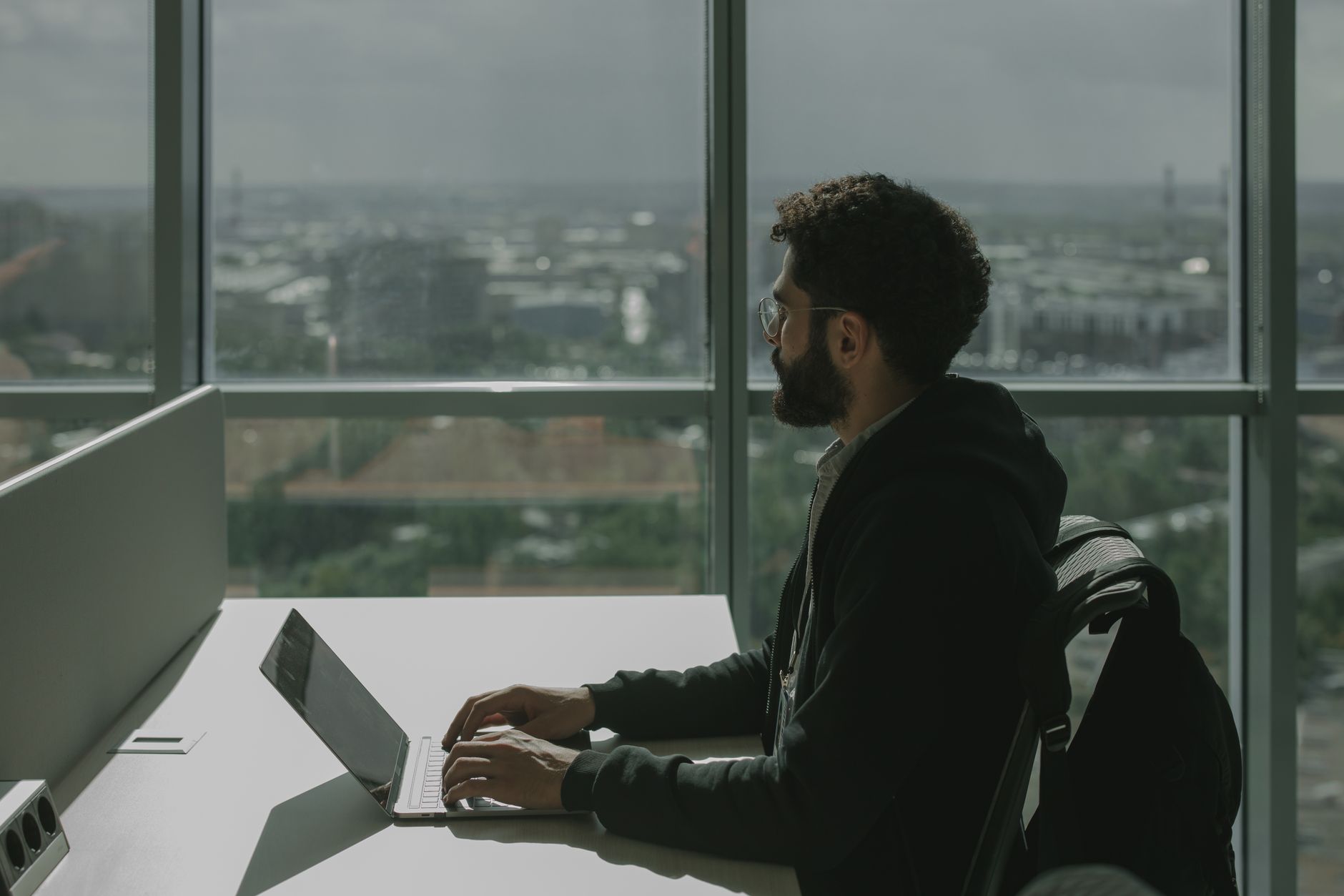 Professional at desk reflecting the pressures behind middle management decline in UK workplaces