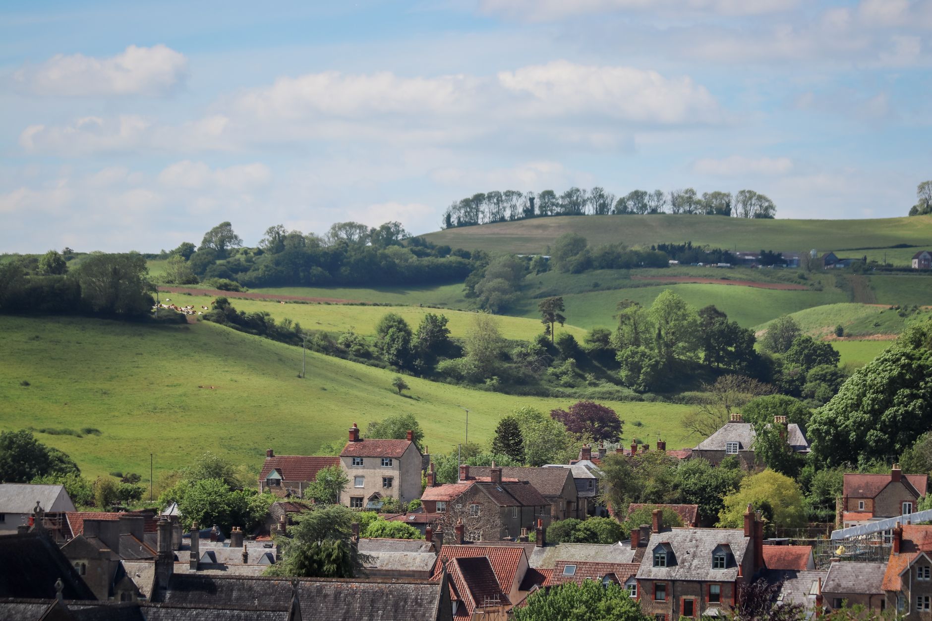 A quiet English village lane illustrating the destinations of urban to rural migration UK 2026